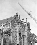 880220 Afbeelding van het terugplaatsen van het gerestaureerde kruis op het dak van het koor van de Domkerk (Domplein) ...